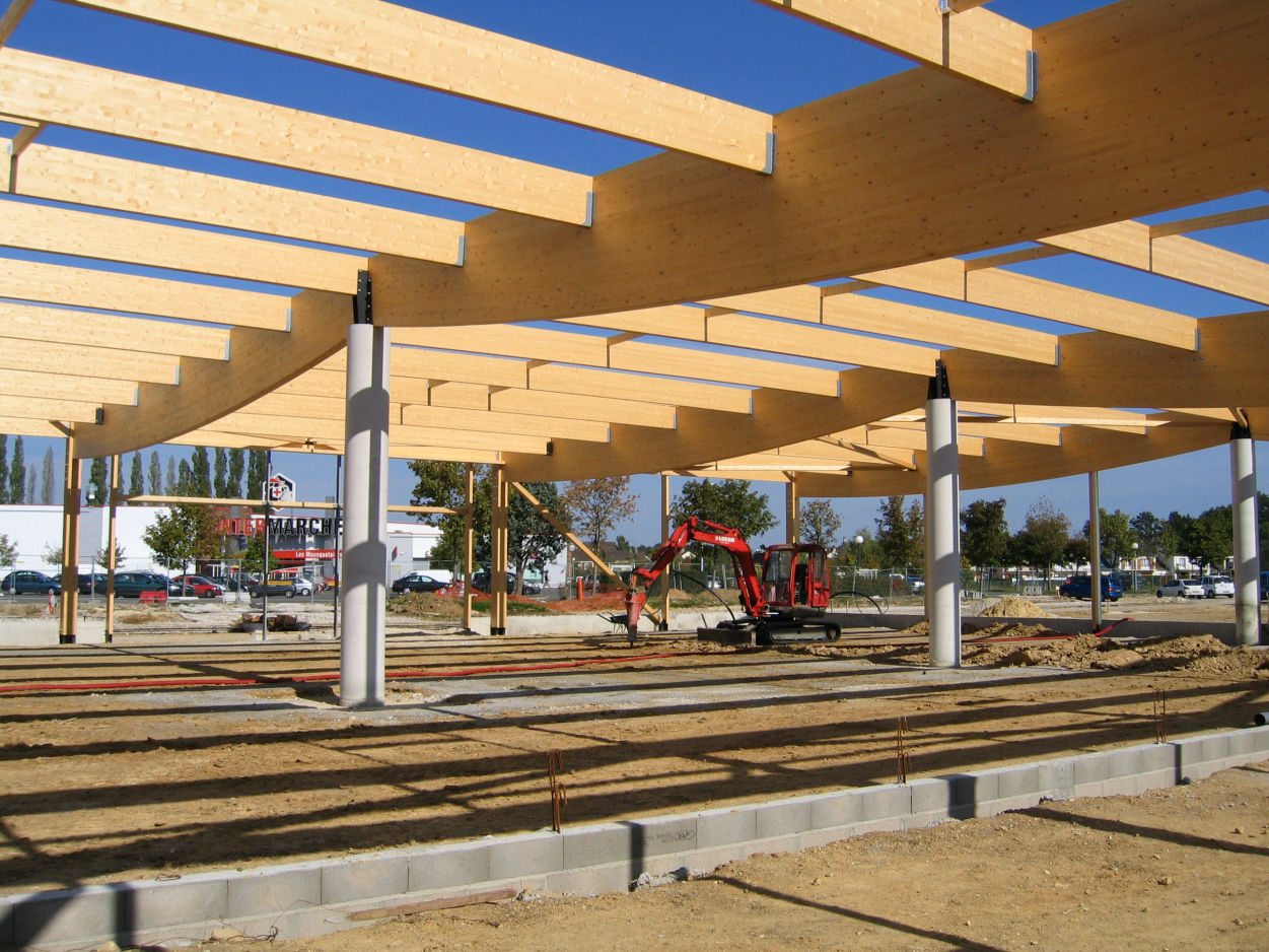 L'architecture industrielle ne se limite plus à l'utilitaire. Aujourd'hui, les bâtiments industriels doivent conjuguer performance technique, évolutivité, durabilité et intégration paysagère. Qu'il s'agisse d'usines, d'ateliers, de plateformes logistiques ou d'unités de production, chaque programme impose des exigences spécifiques que CDA-Architecture prend en compte dès les premières phases d'étude.