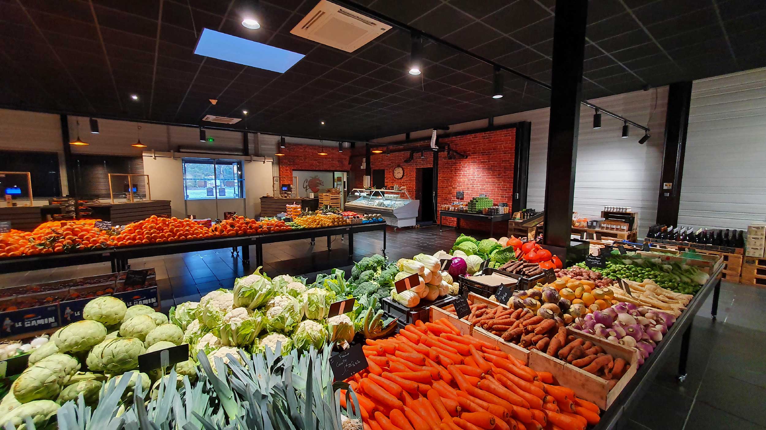 Dans le secteur commercial, l'architecture travail votre projet pour qu'il puisse accueillir le public dans les meilleures conditions tout en renforcant l'attractivité de l'enseigne. De la boutique indépendante à la grande surface spécialisée, CDA-Architecture travaille la scénographie, la fluidité du parcours client et l'identité visuelle ; tout en intégrant l'importance penser à l'optimisation des coûts de la construction et de ceux de l'exploitation futur.